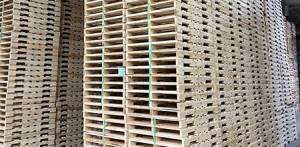 Canadian type wooden pallet pile